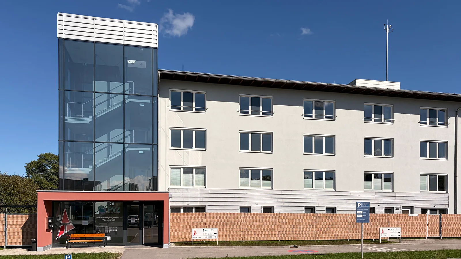 Haus St. Klara mit Glaslift und Parkplatz davor