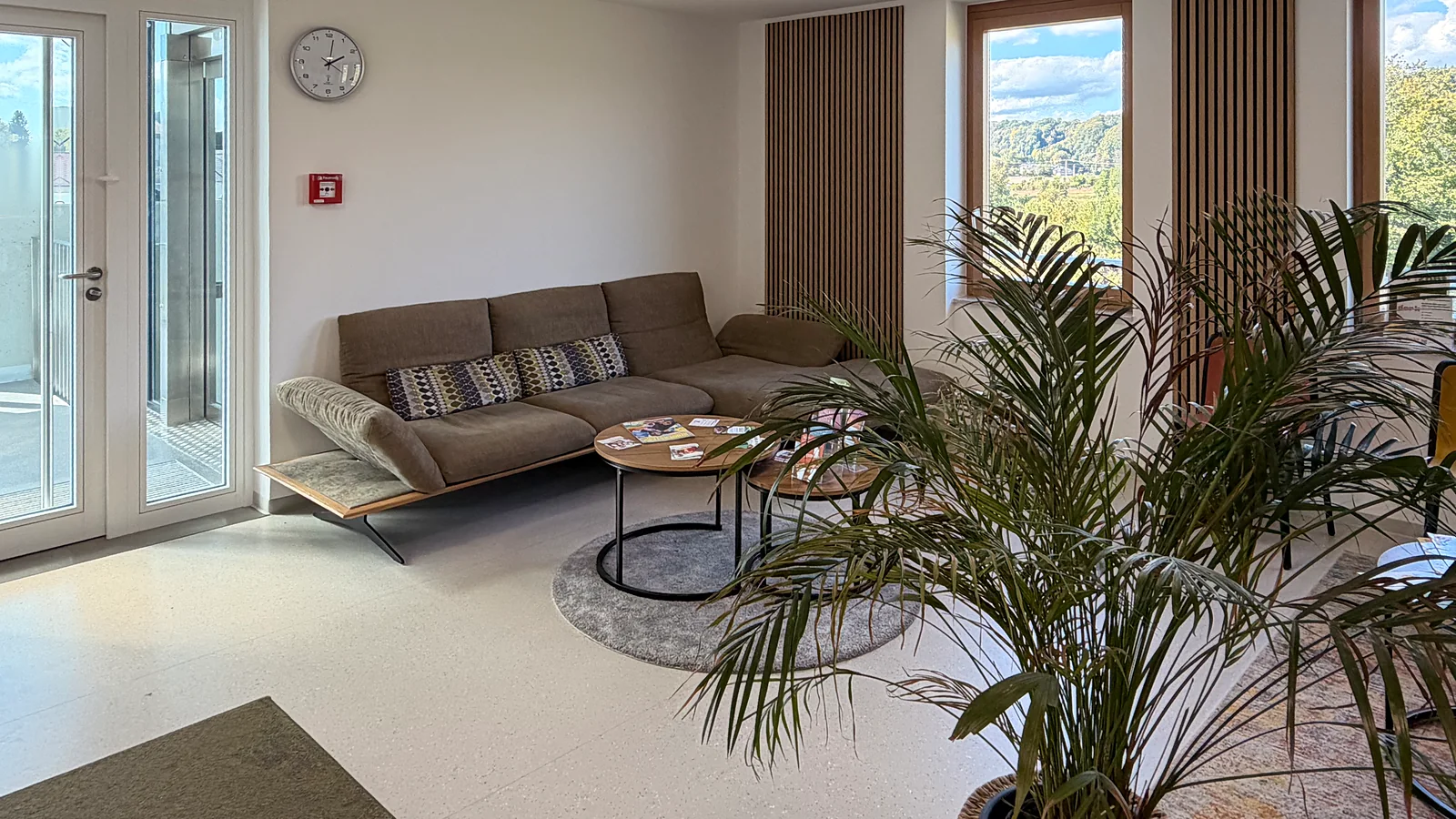 Wartebereich im 3. Stock mit Sofa und Pflanze